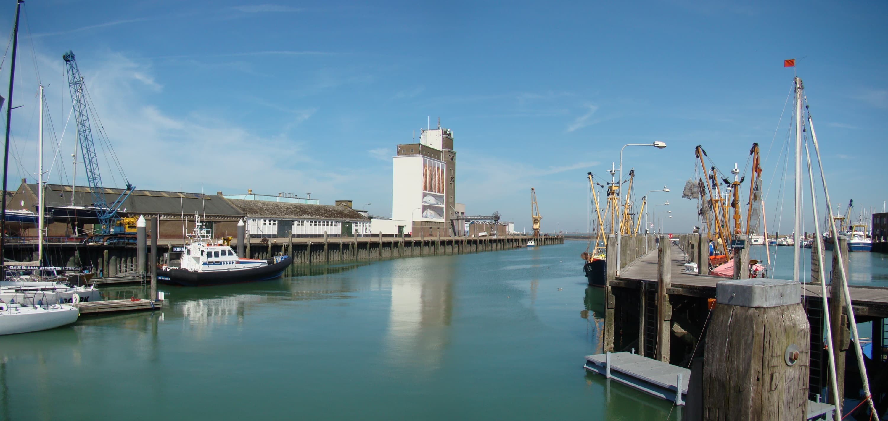 Der Arbeitshafen von Breskens mit Fischerbooten, Kränen und festgemachten Yachten